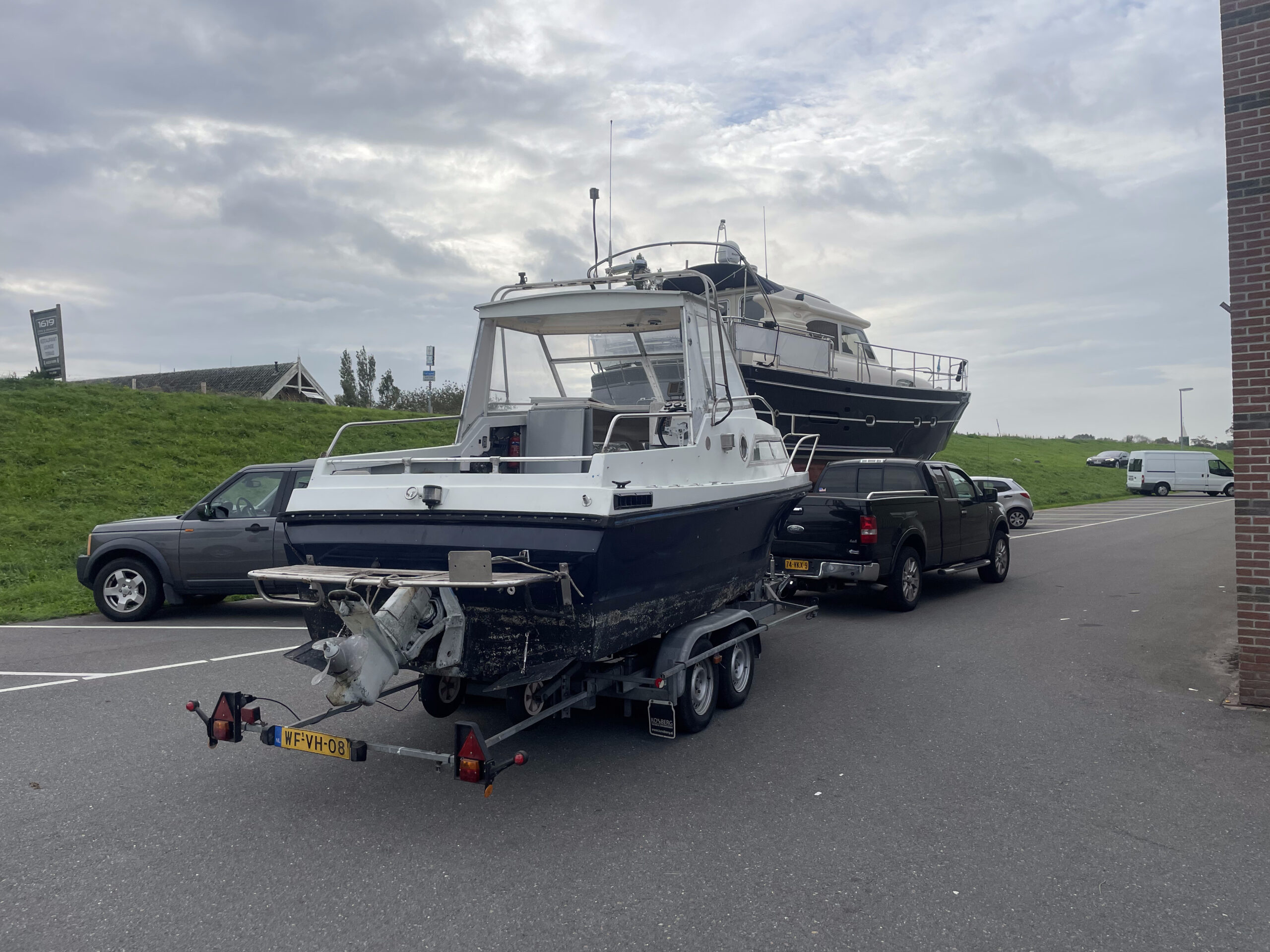 Visboot op trailer achter auto